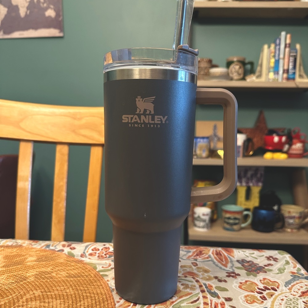 Stanley 40oz Quencher-Coal